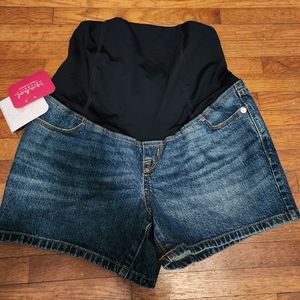 Isabel Maternity Jean shorts select your pre pregnancy size.Size 2/26 flattering